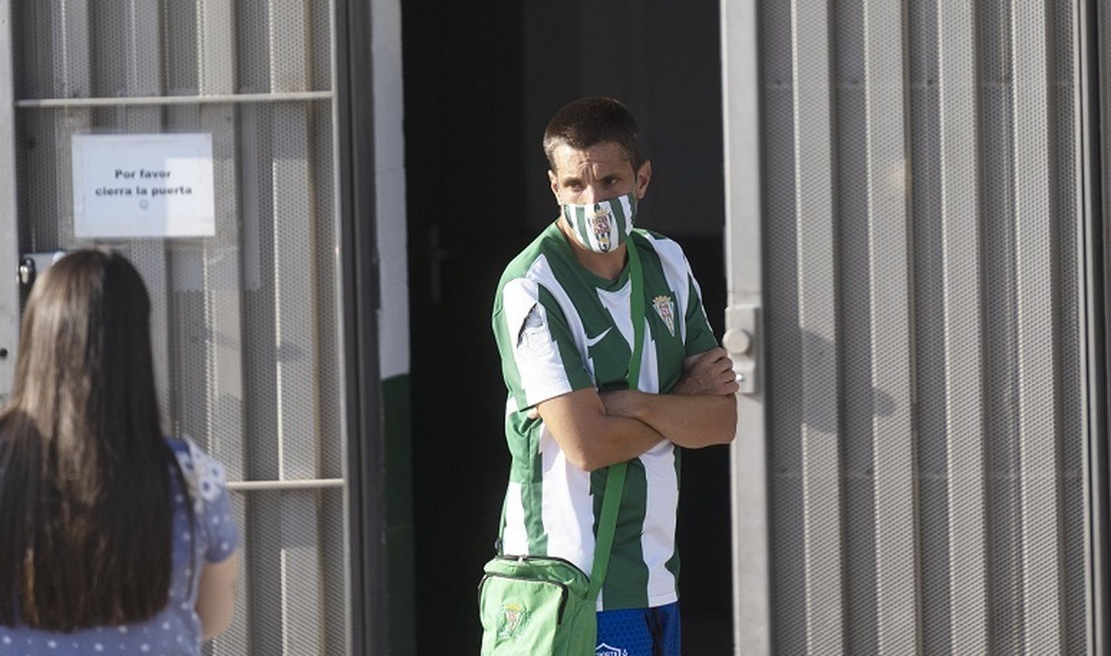 Un aficionado del Córdoba, en la entrada a las oficinas de El Arcángel.