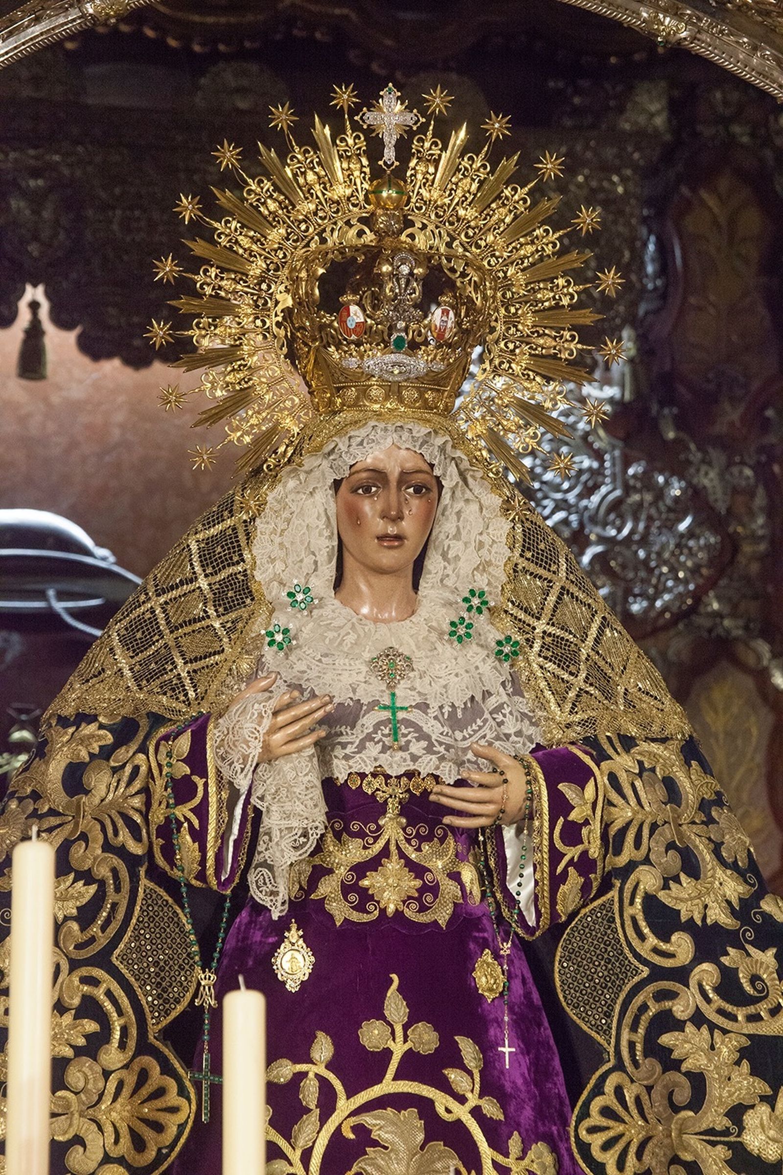 La Macarena, con la toca de rombos y la saya "del cajón".