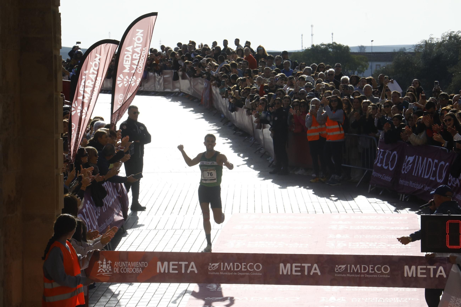 La gloria de cruzar la Puerta del Puente: las fotos de la línea de meta de la Media Maratón de Córdoba 2024