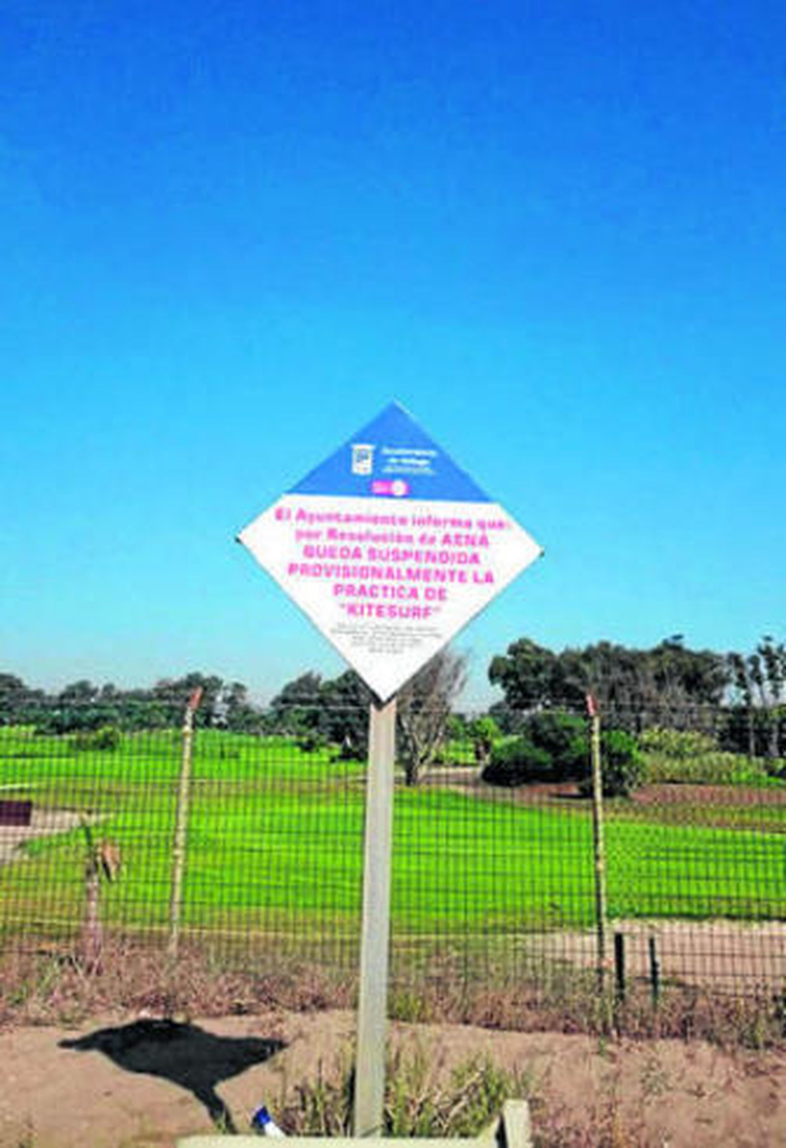 Cartel colocado ayer por el Ayuntamiento en la playa de Guadalmar.