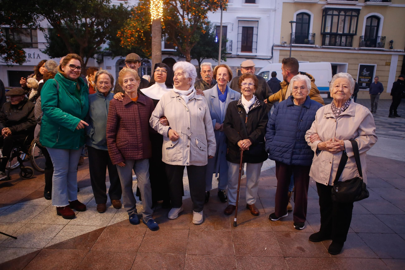 Las fotos del paseo en taxi al alumbrado de Navidad de Algeciras para los mayores