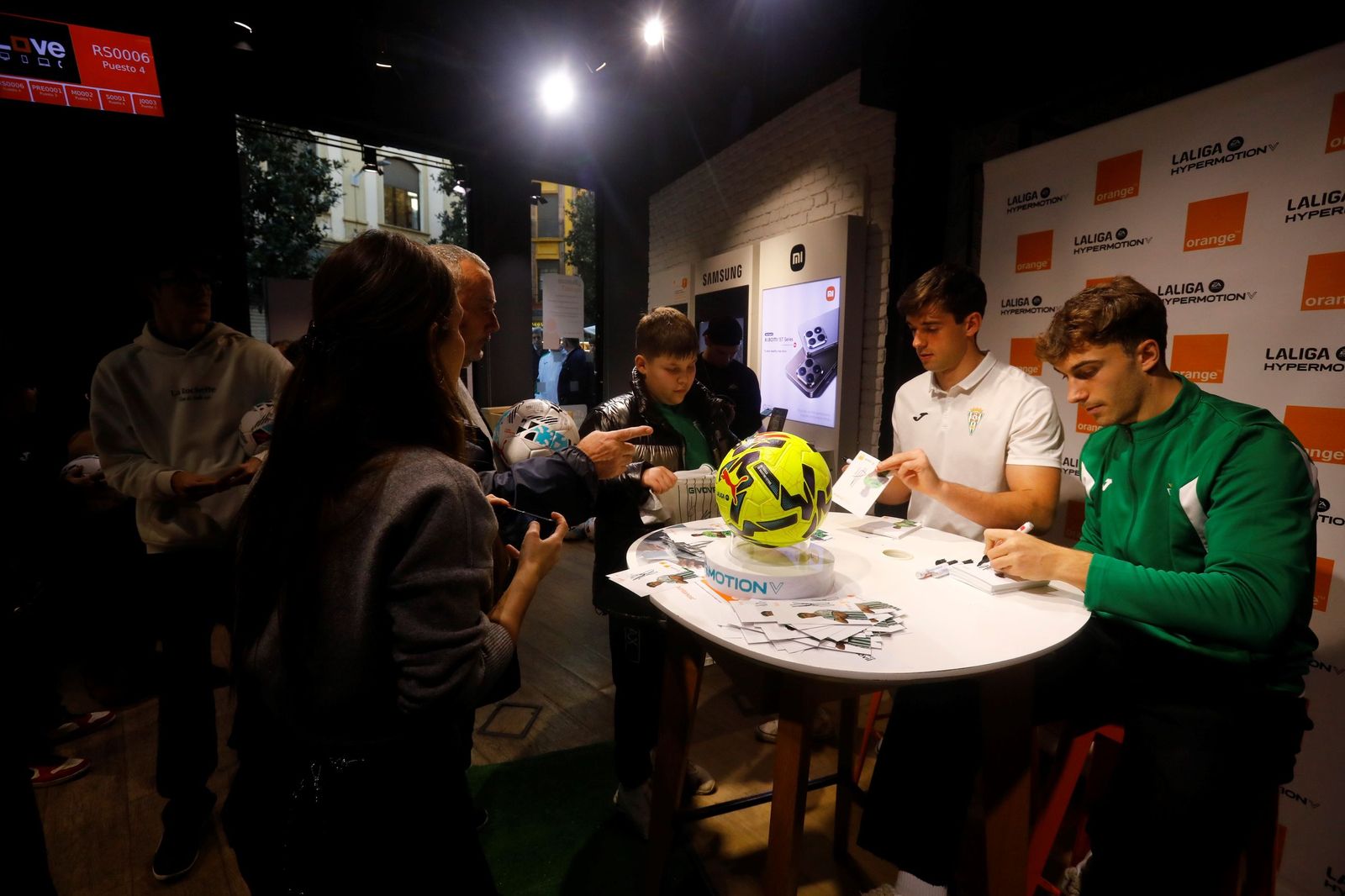 Las mejores fotos de la exitosa firma de autógrafos del Córdoba CF en el centro de la ciudad