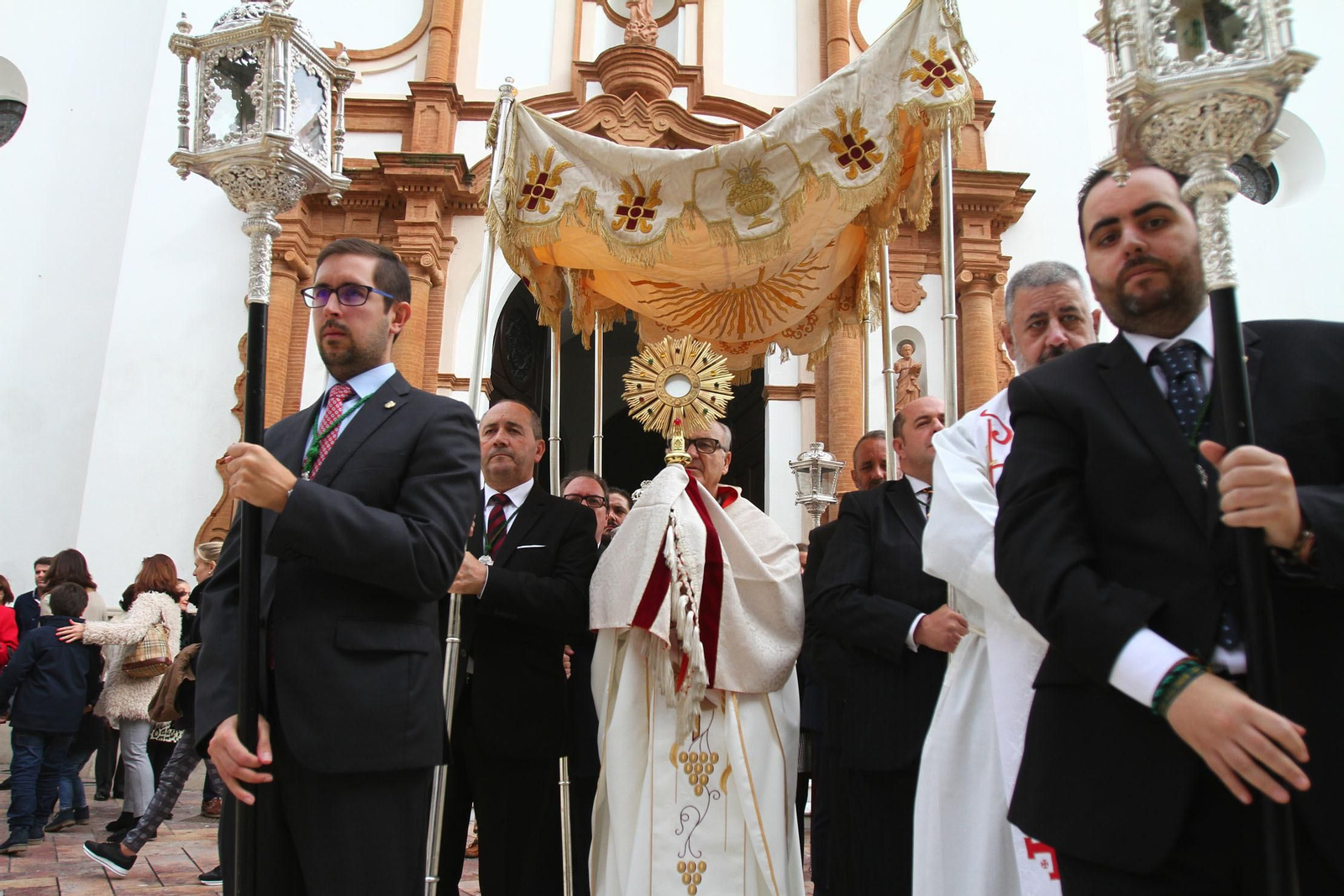 Procesión Solemne  de la Hermandad de La Vera Cruz, con el Santísimo Sacramento.