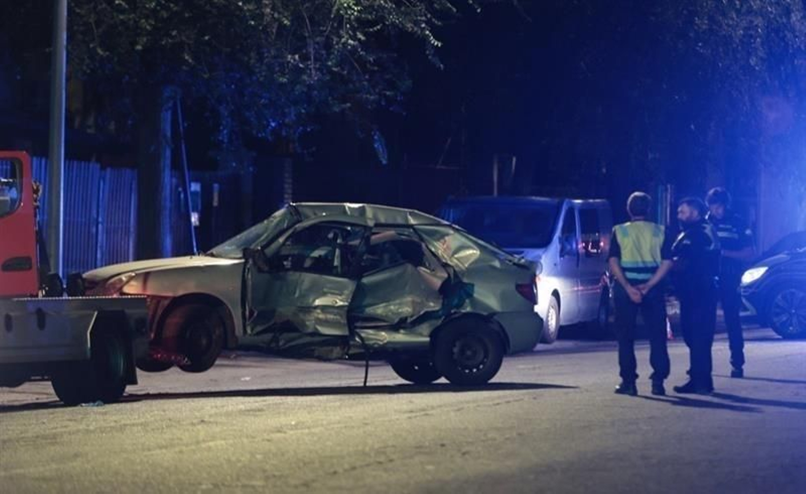 Una grúa retira un vehículo tras un accidente de tráfico en Sevilla, en una imagen de archivo.