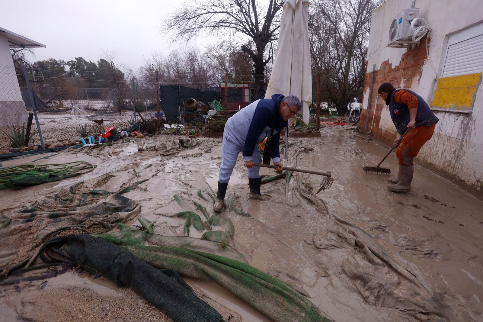Limpieza en las parcelas de Córdoba tras el tren de tormentas