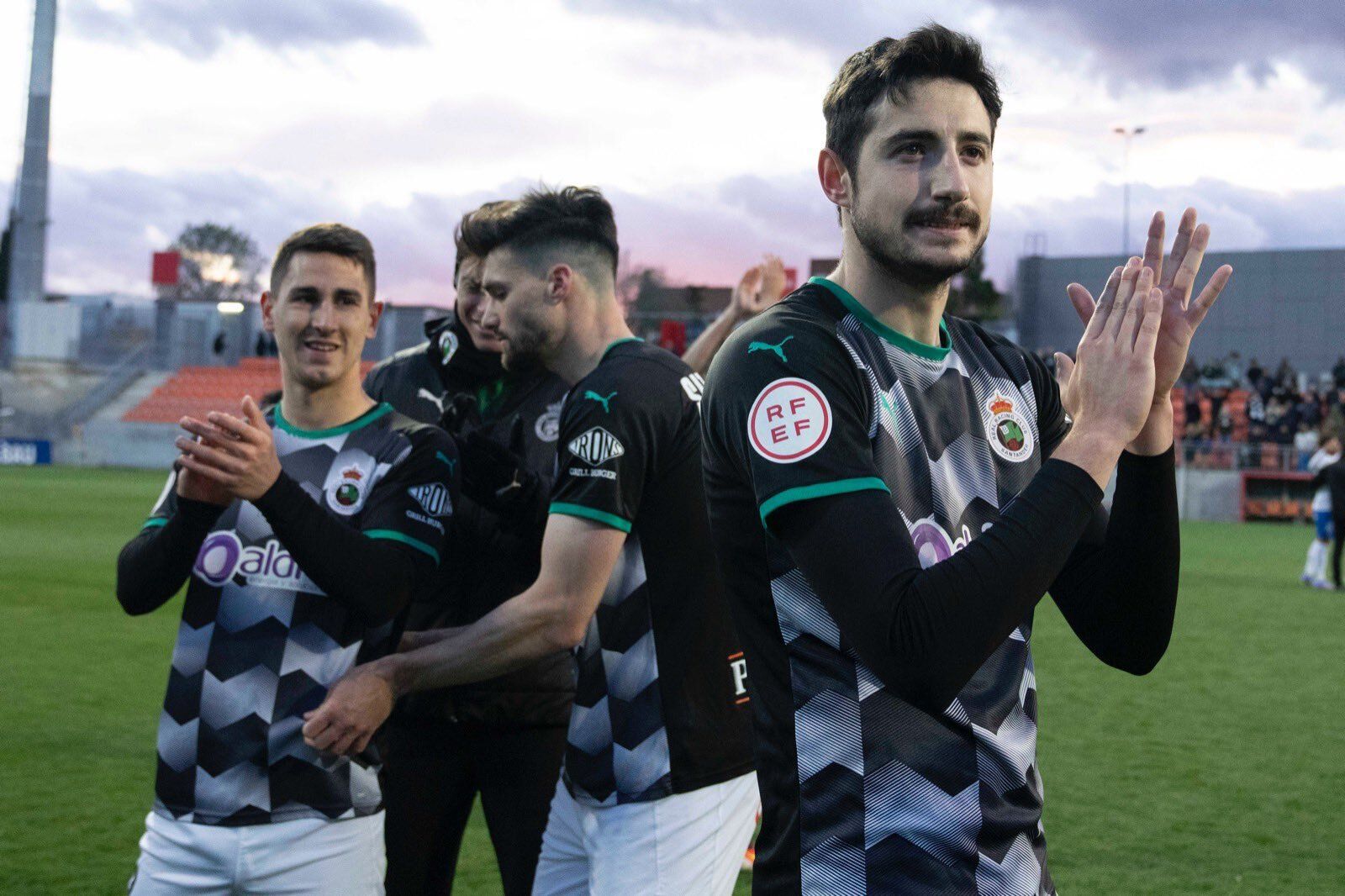 Los jugadores del Racing aplauden en uno de los partidos de esta temporada