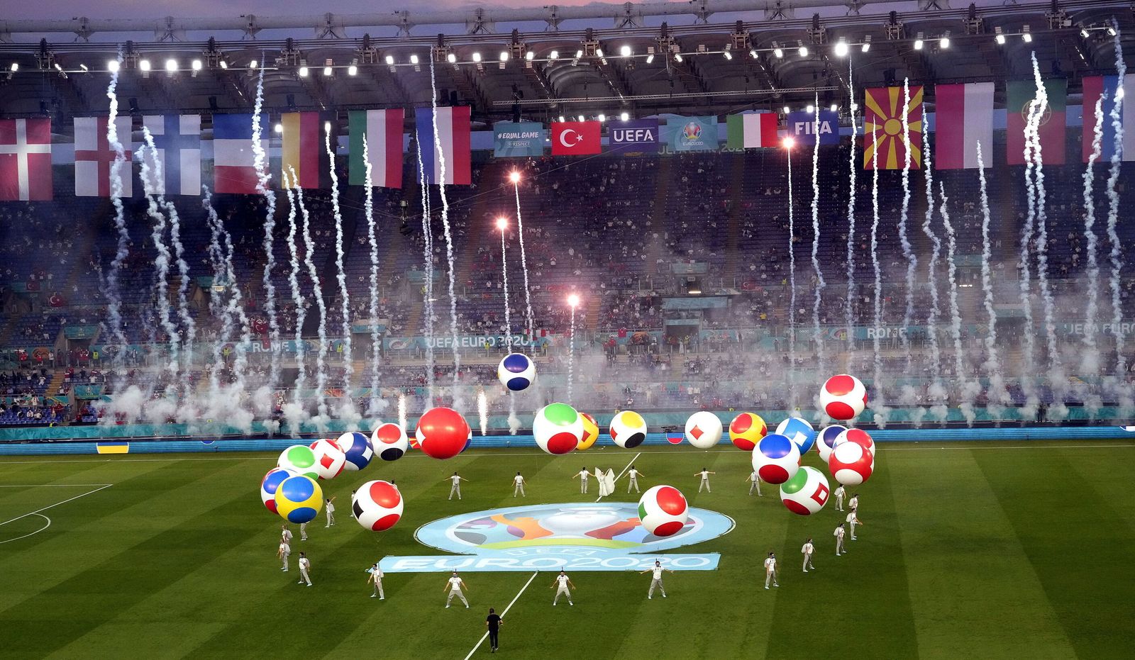 Una imagen del espectáculo inaugural de la Eurocopa en el estadio Olímpico de Roma.