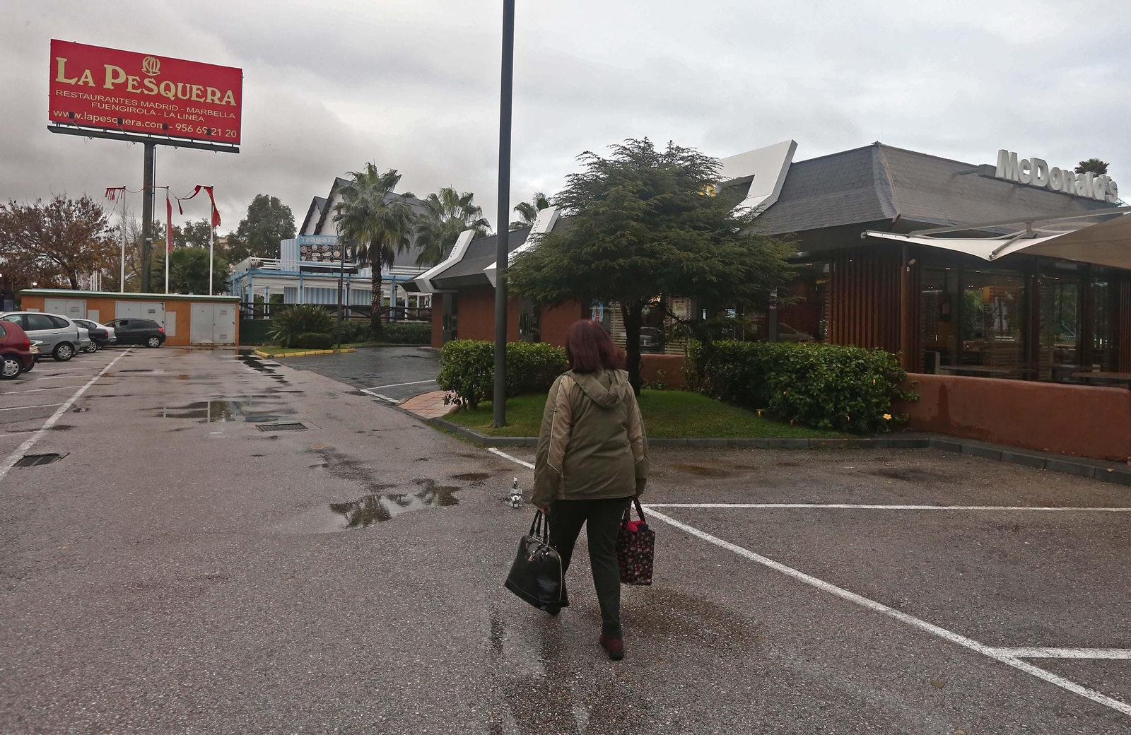 El restaurante McDonald's, a la derecha, con La Pesquera al fondo.