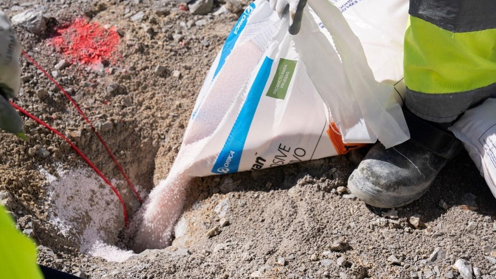 Operarios vertiendo NAT bajo en carbono de Fertiberia y Orica.