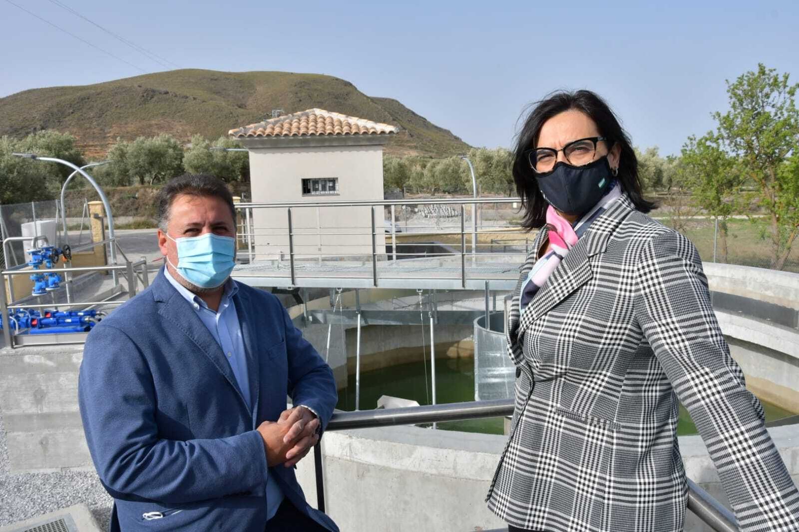 Los delegados María José Martín y Manuel Francisco García en la EDAR de Zújar