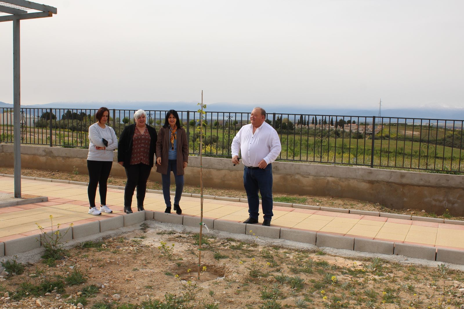 La localidad granadina de Pedro Martínez mejora varias calles y zonas de esparcimiento con el PFEA