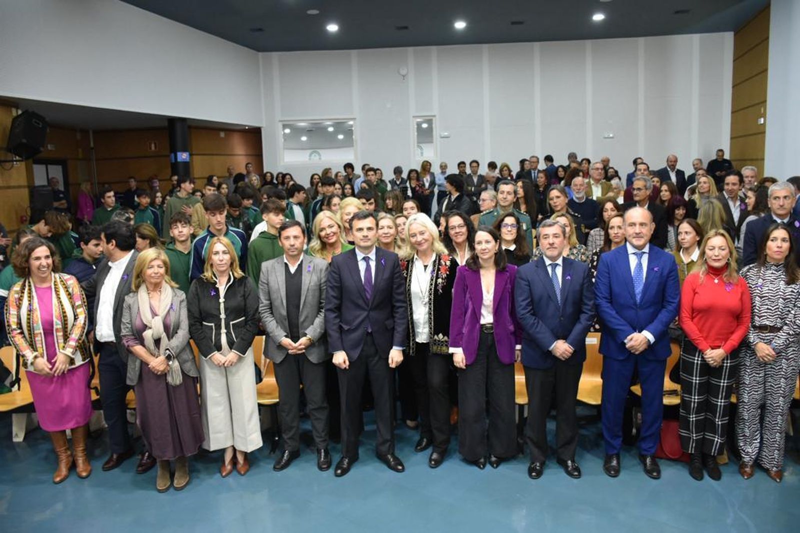 Representantes institucionales de la Junta condenan la violencia sobre la mujer.