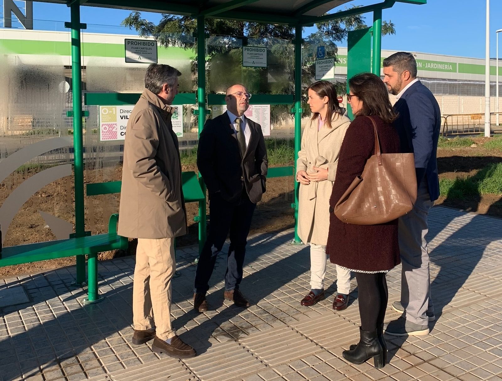 Dirigentes institucionales en la marquesina de autobús ubicada entre Leroy Merlin y Lidl.