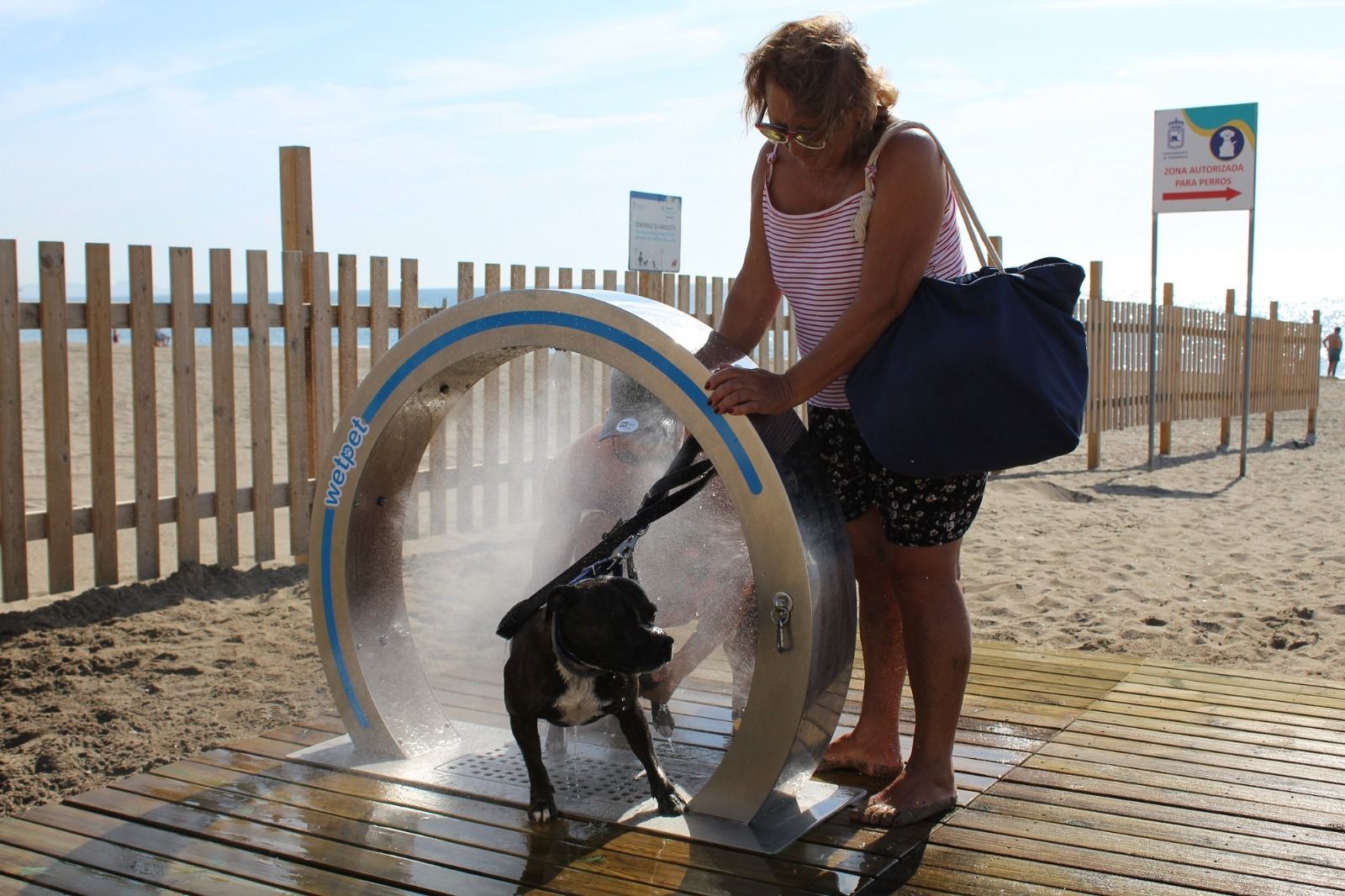 Una de las duchas para perros instaladas en la playa canina de Fuengirola.