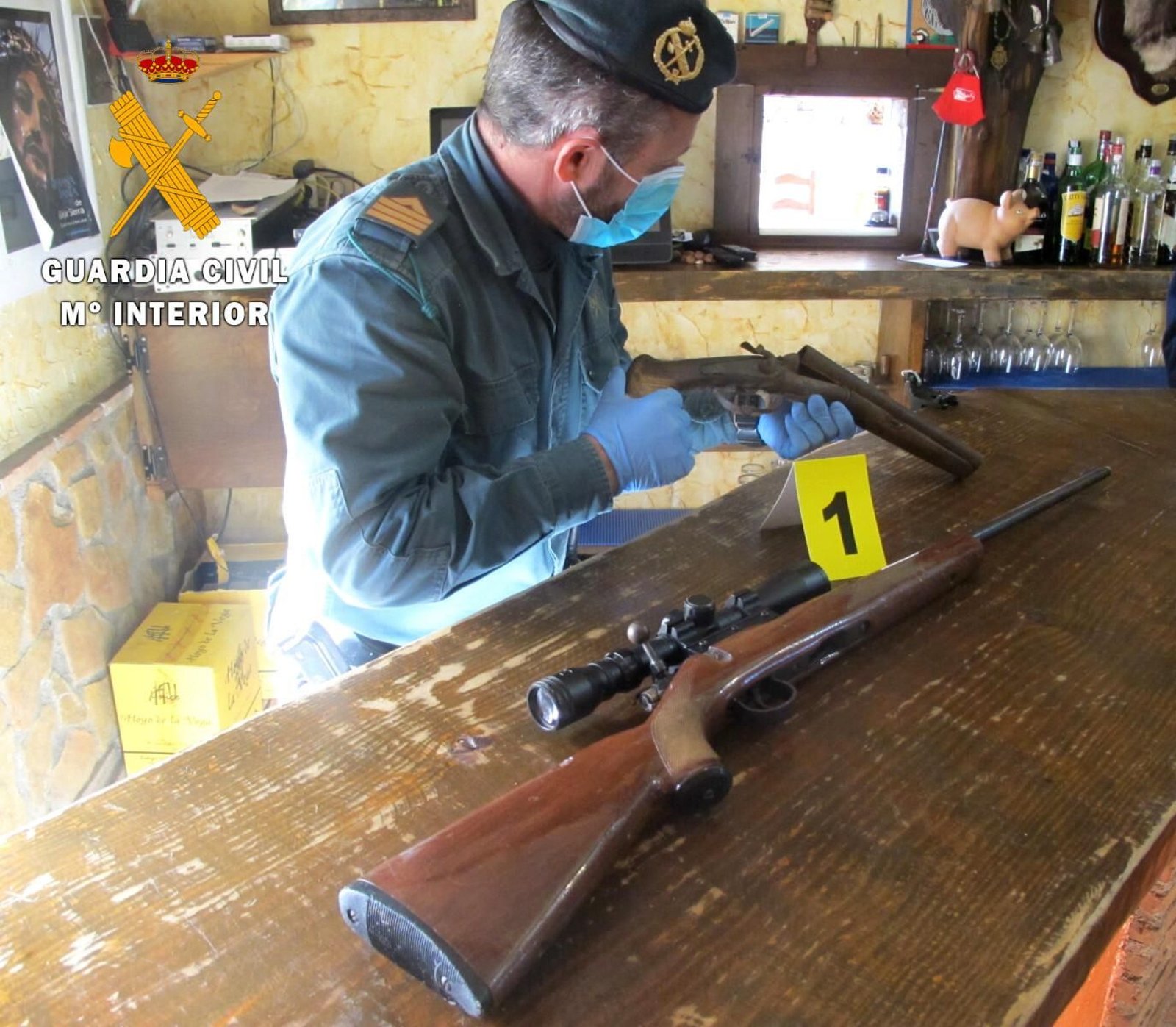 Una de las armas intervenidas en el establecimiento de hostelería donde habían instalado su base de operaciones.