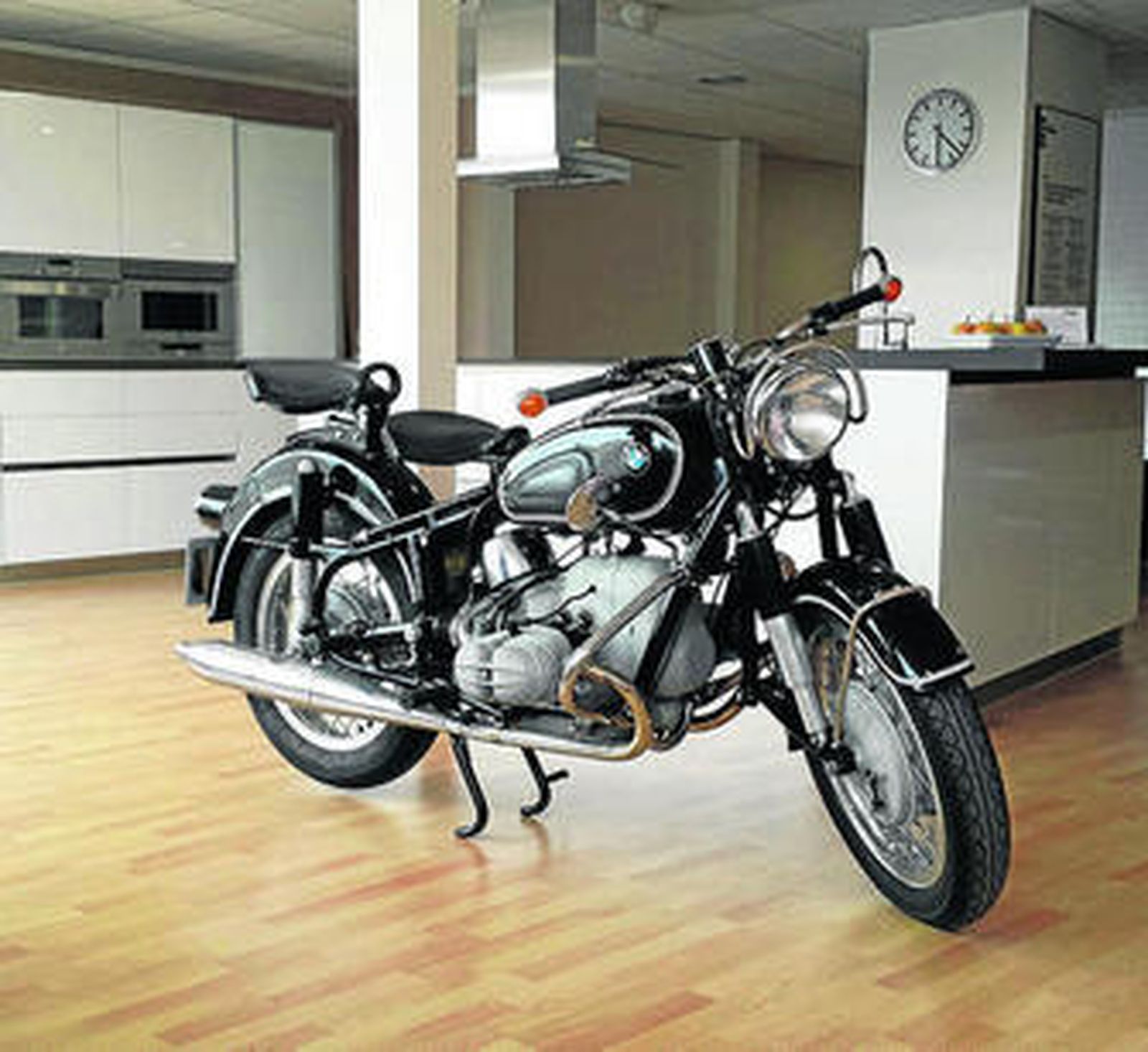 Una de las motos presentes en la exposición de cocinas de Las Albinas.