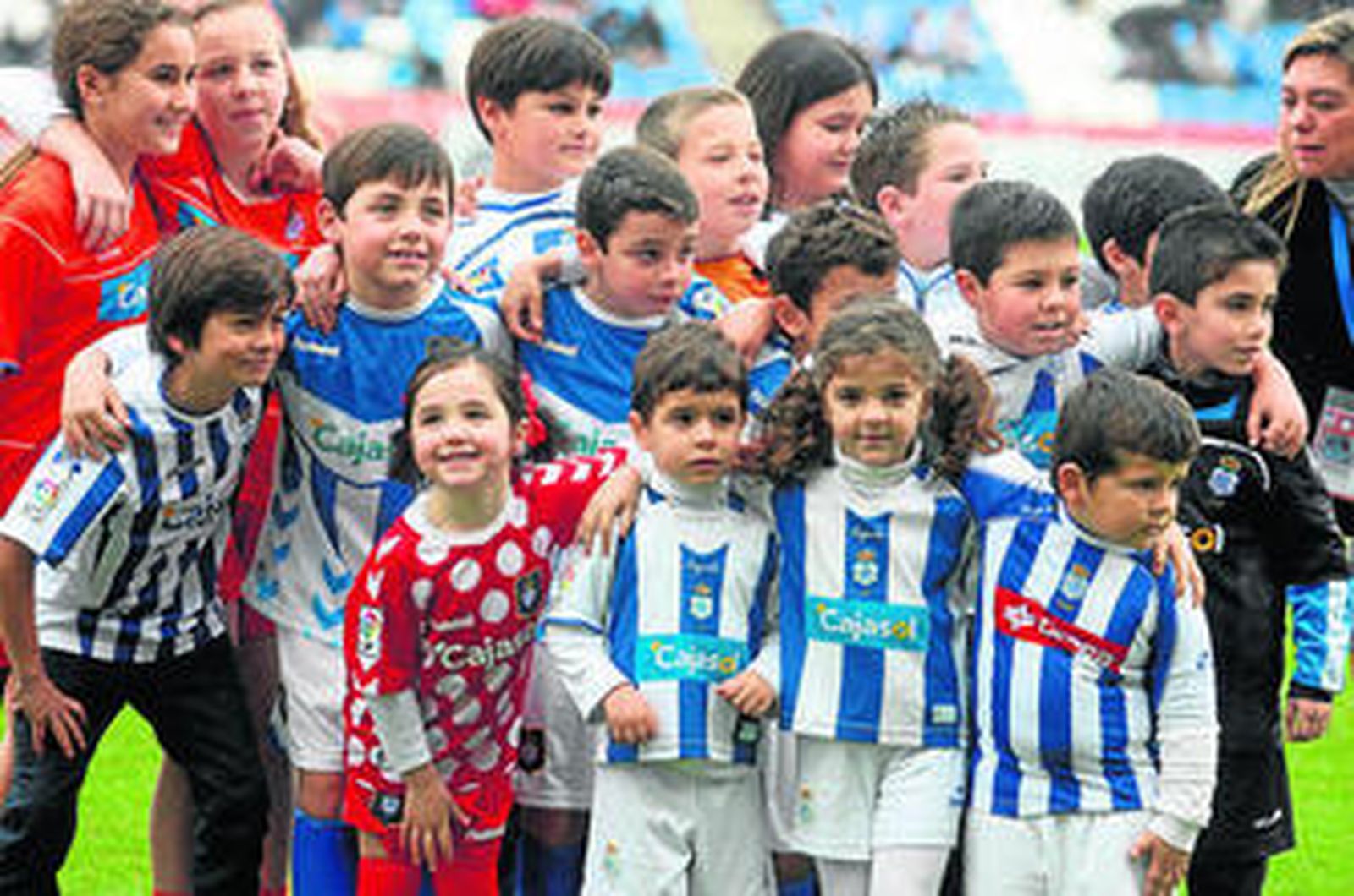 1. Los más pequeños siguen fieles a su Recreativo y en cada partido en casa son decenas los que se hacen la foto con el equipo. 2. El Nuevo Colombino tiene su particular ceremonial. El equipo no salta al terreno de juego hasta que no lo hace su bandera. Haga frío, calor, llueva o diluvie, nunca falta a la cita con su equipo. 3. Tampoco faltan los componentes del Frente Onuba, quienes alentaron y se dejaron notar desde su ubicación en el gol norte del estadio. 4. La lesión de Morcillo, que recibió un golpe en las costillas que le impedía respirar con normalidad, encendió las alarmas.