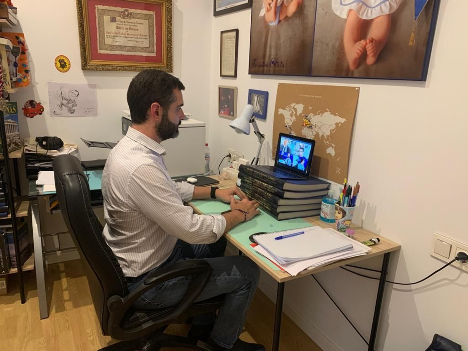 El alcalde, durante la videoconferencia con miembros de la FEMP desde su casa