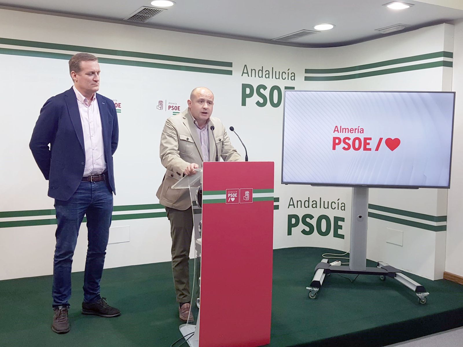 El socialista Antonio Martínez en rueda de prensa.
