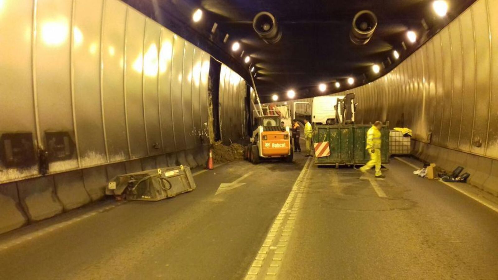 Trabajos de conservación en el túnel de acceso norte al Puerto de Algeciras. Trabajos de conservación en el túnel de acceso norte al Puerto de Algeciras.