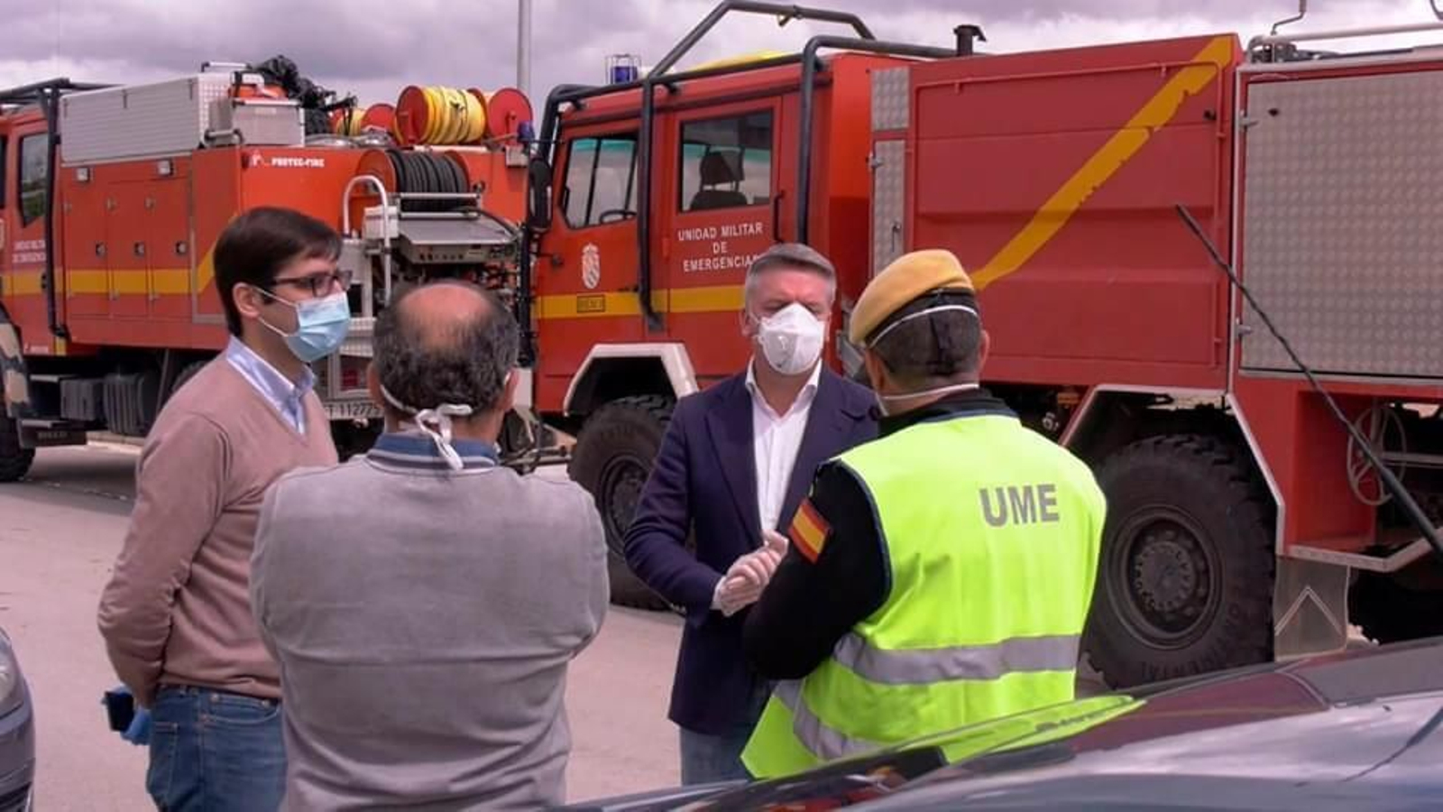 El alcalde de Herrera, Jorge Muriel, y otros miembros del gobierno local con efectivos de la UME, cuando han acudido al municipio.