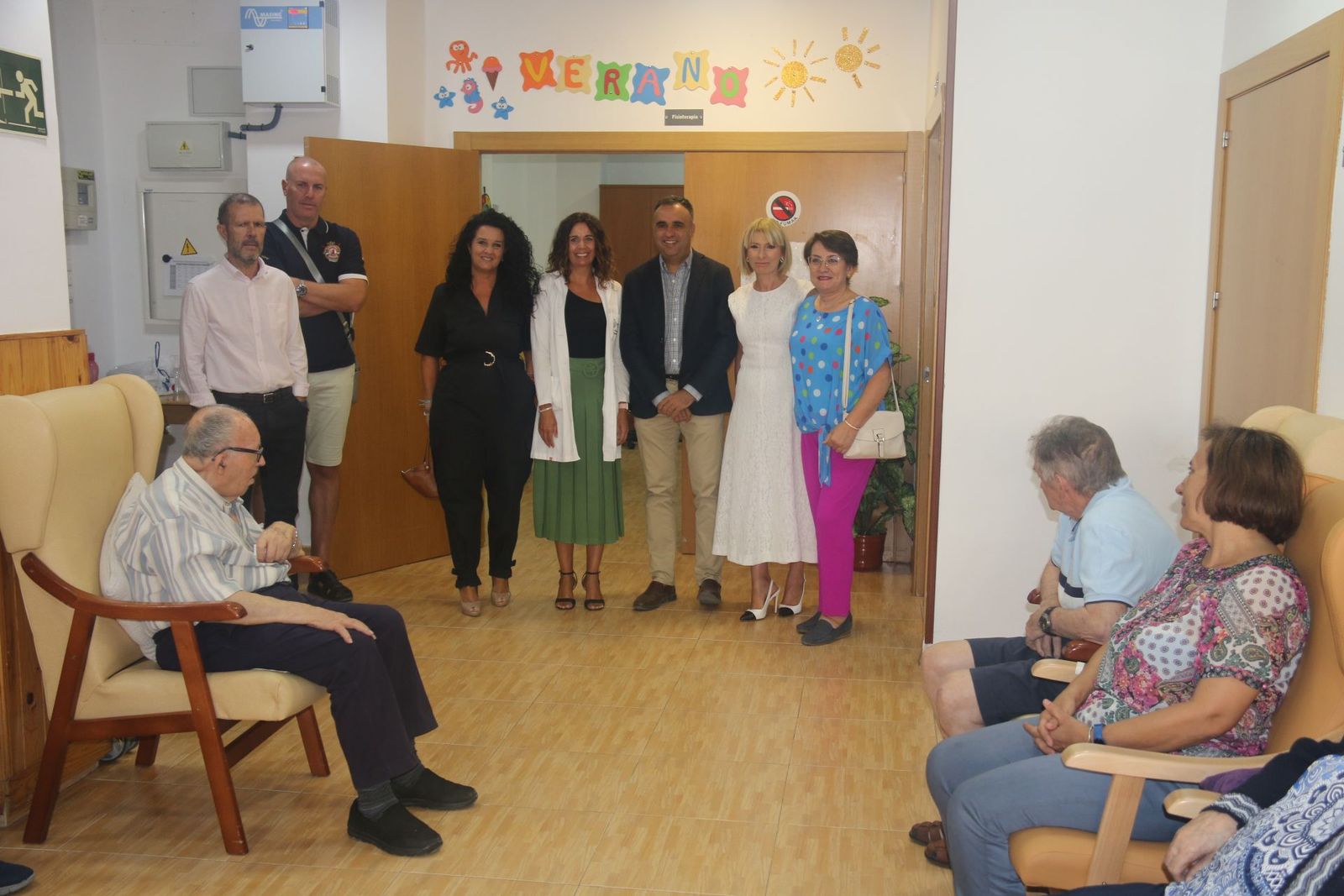 Imagen de la visita del presidente de la Diputación, Francis Rodríguez, a la Asociación del Parkinson de Granada