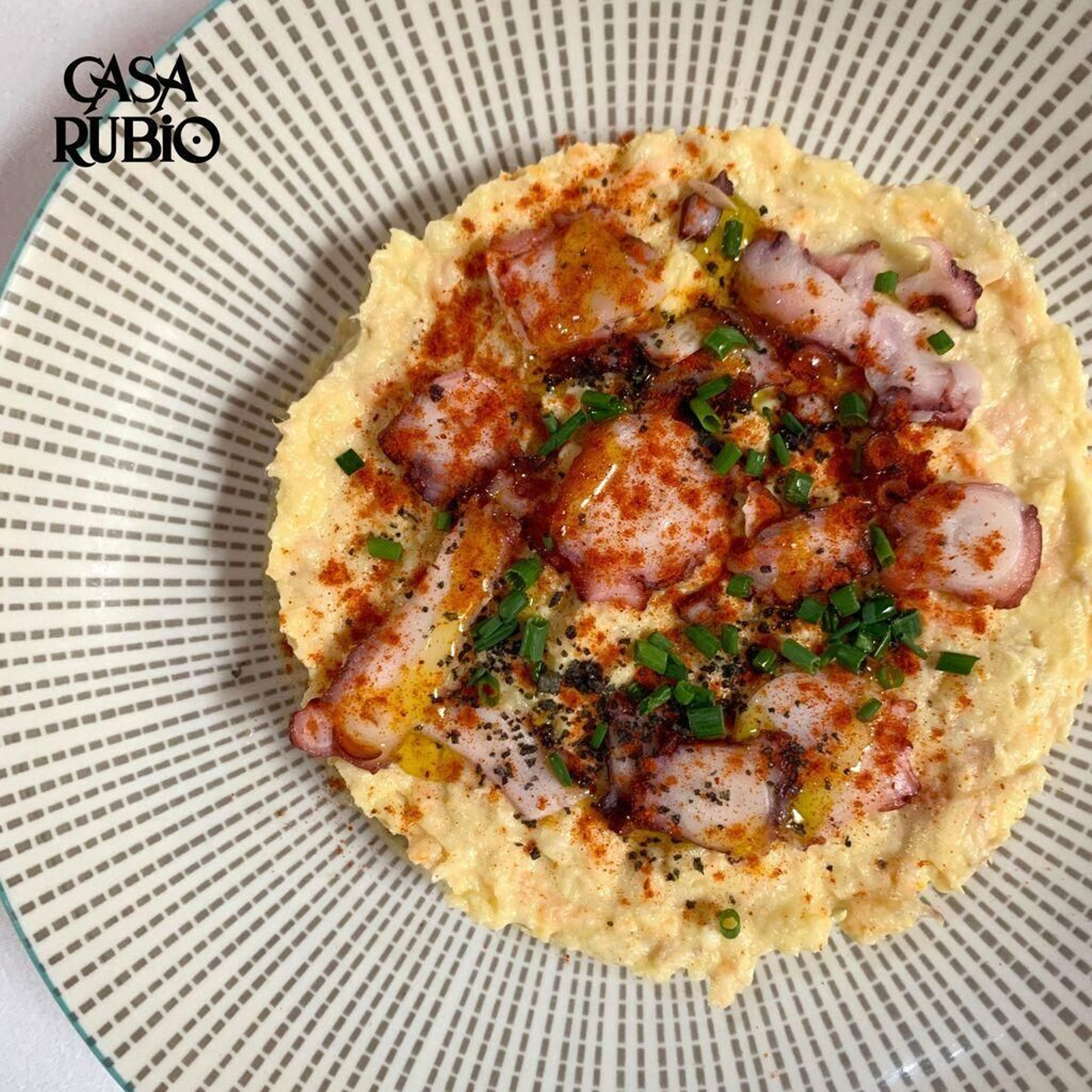 El toque de pimentón y sal negra le dan un toque de originalidad a la propuesta de Casa Rubio