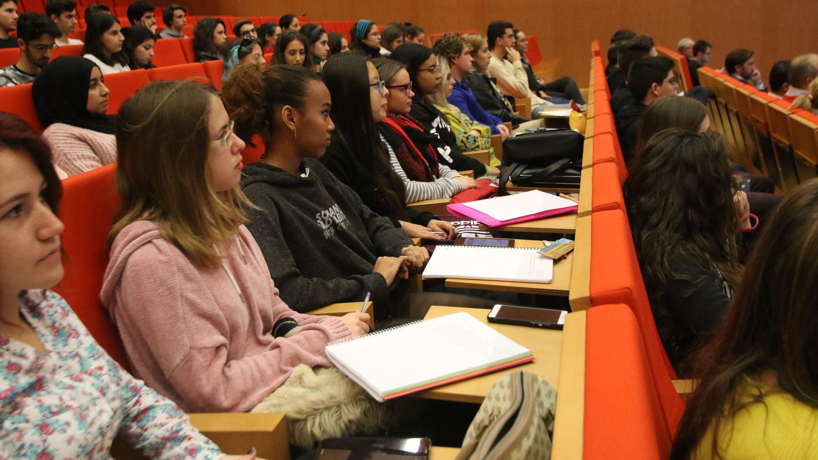 Numerosos estudiantes de la UAL disfrutaron de la charla del presidente de Air Nostrum