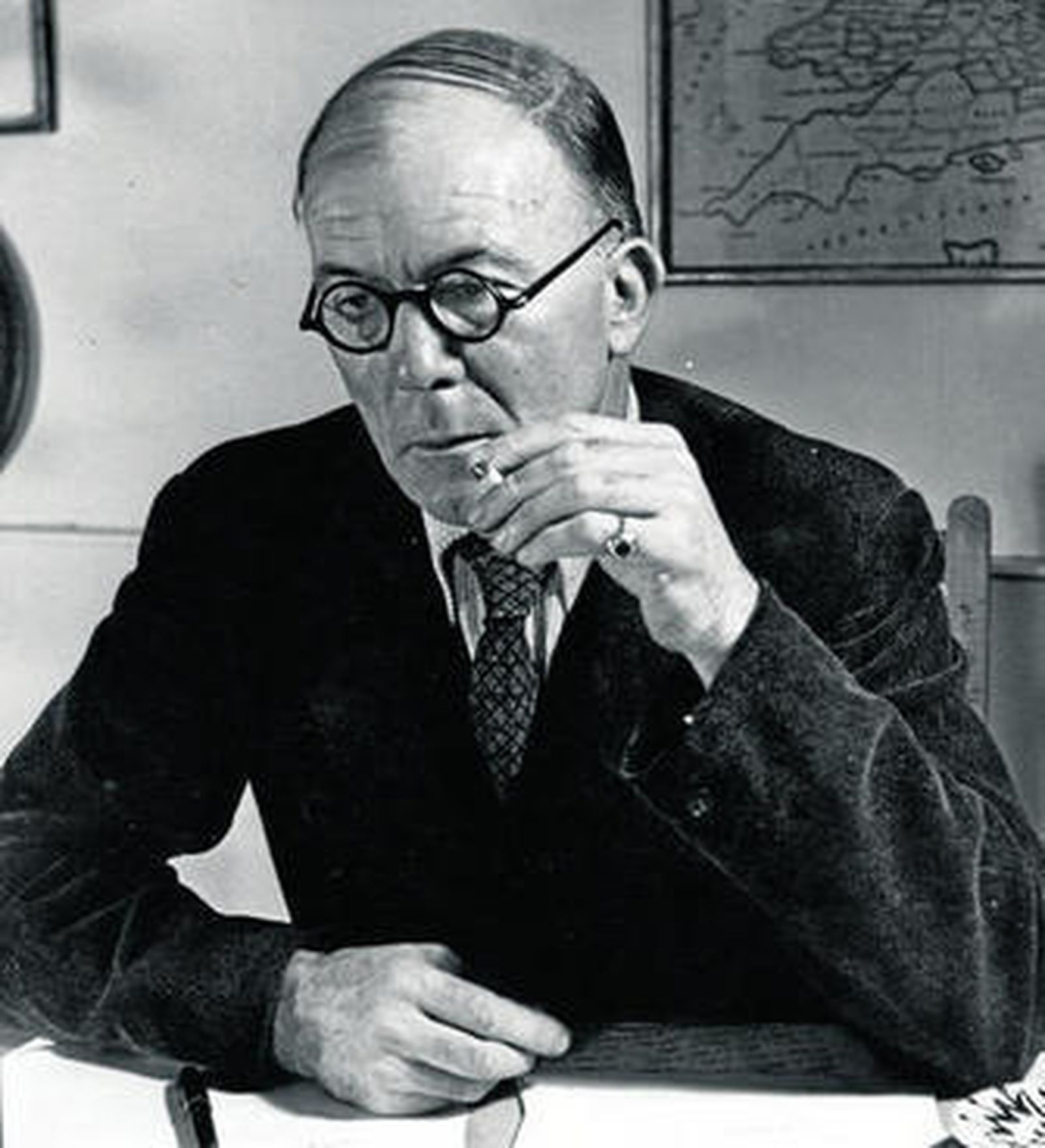 Arriba y a la derecha, dos imágenes de Gerald Brenan en su casa de Churriana.