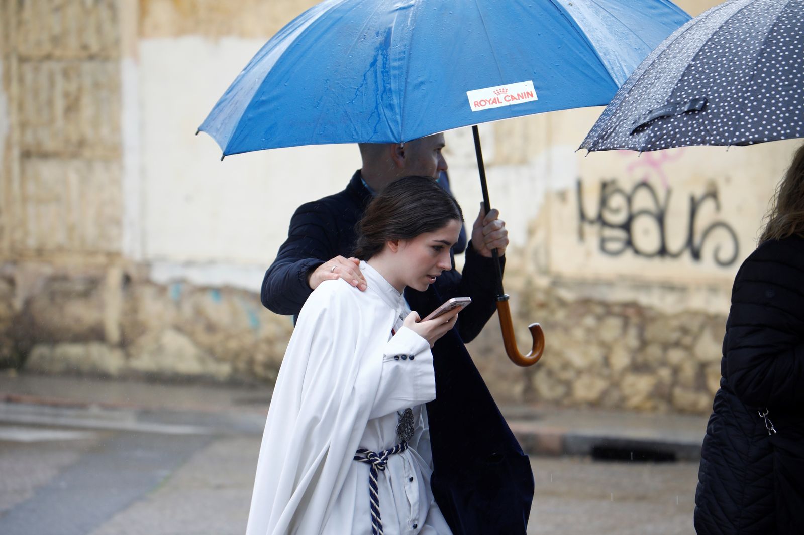 La lluvia frustra la salida de la hermandad de la Estrella el Lunes Santo, en imágenes