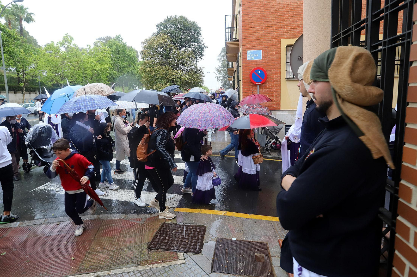 Imágenes de la procesión del Cautivo  bajo la lluvia en Huelva