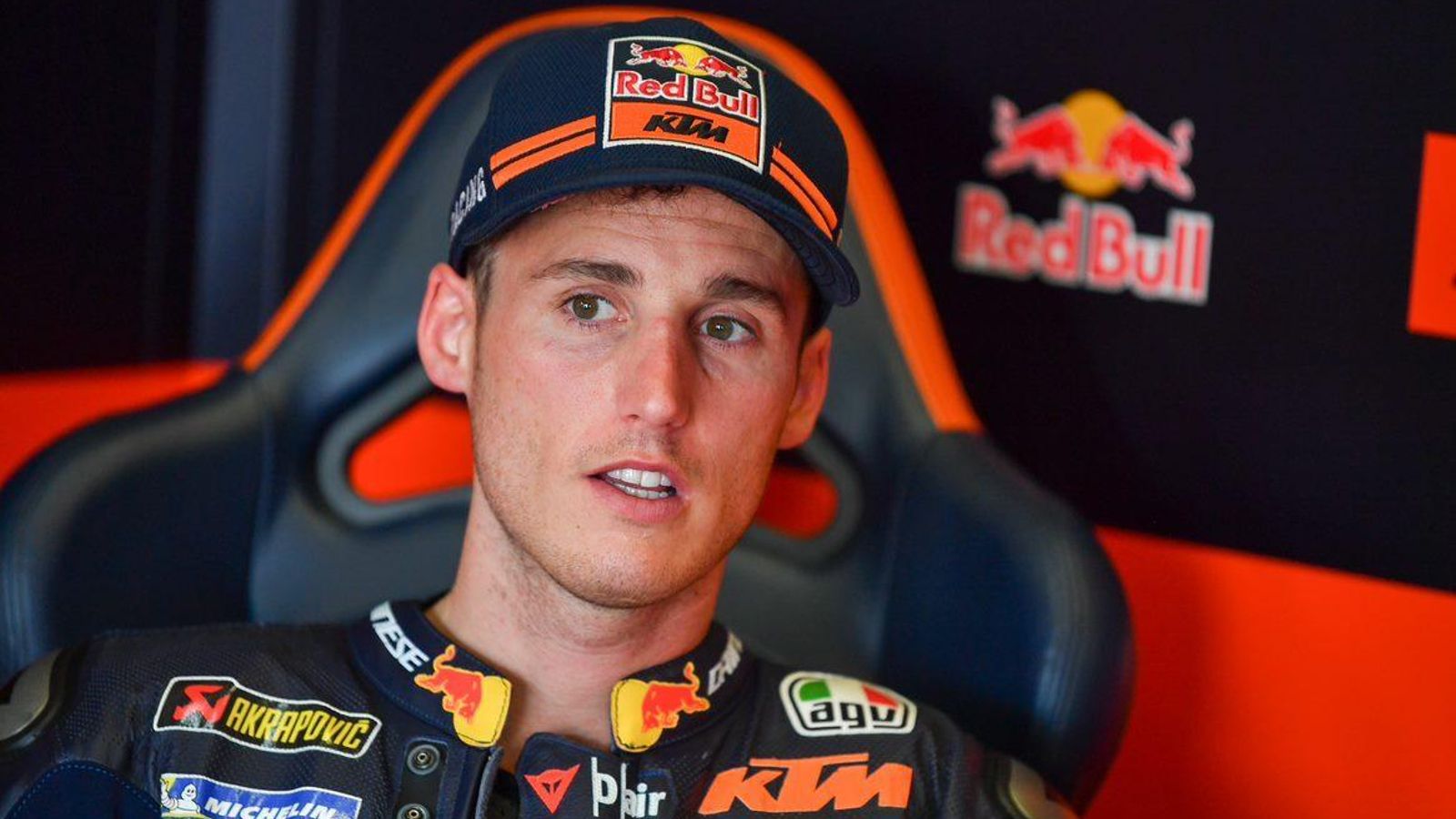 Pol Espargaró, en el box de KTM este miércoles.