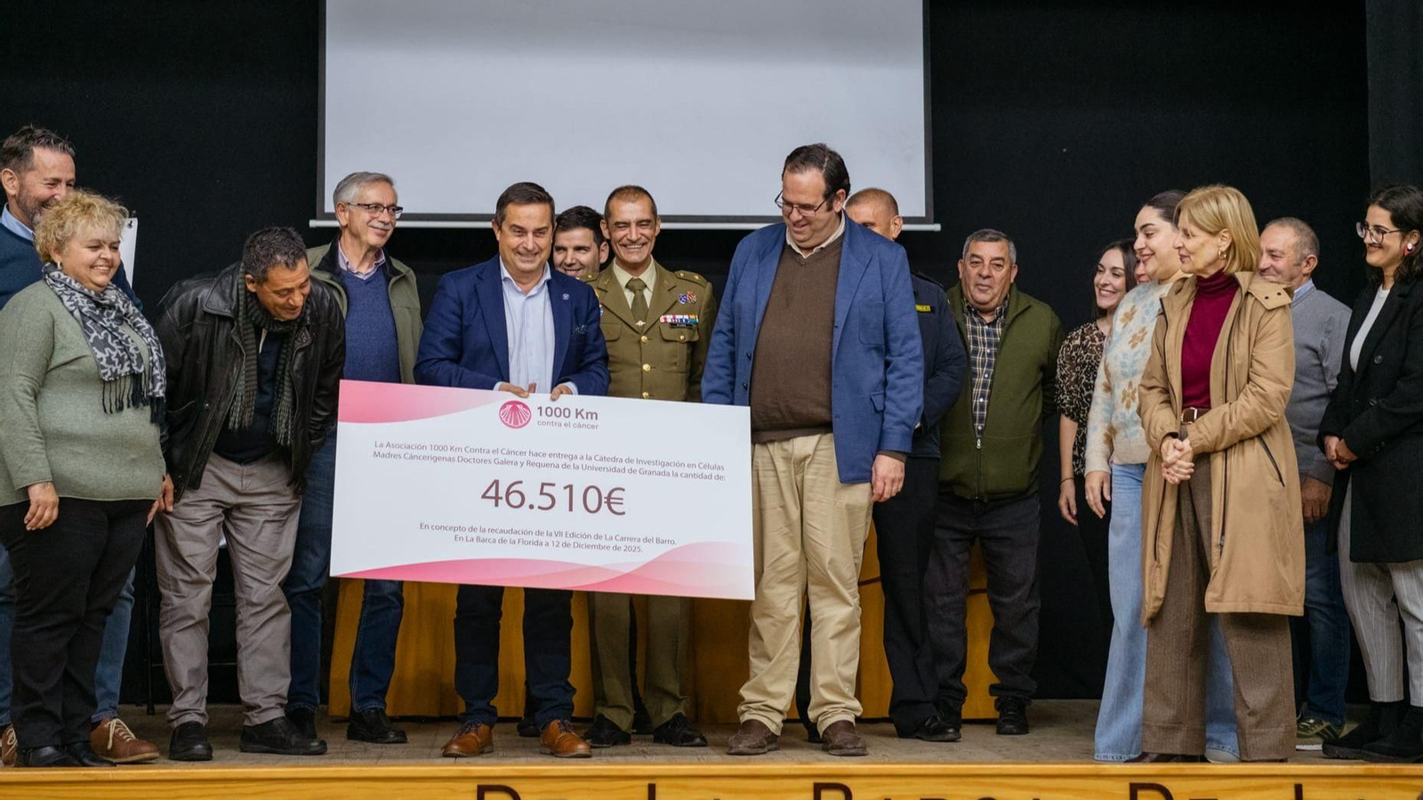 Juan Antonio Marchal, tras recibir el cheque de la Carrera del Barro en La Barca.