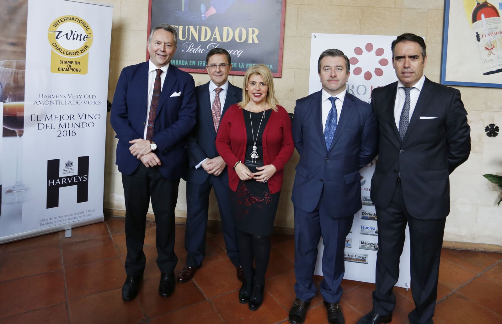 Joan Cortés, en el centro, brinda con vinos de Harveys junto a José Joly y Francisco Rapún.