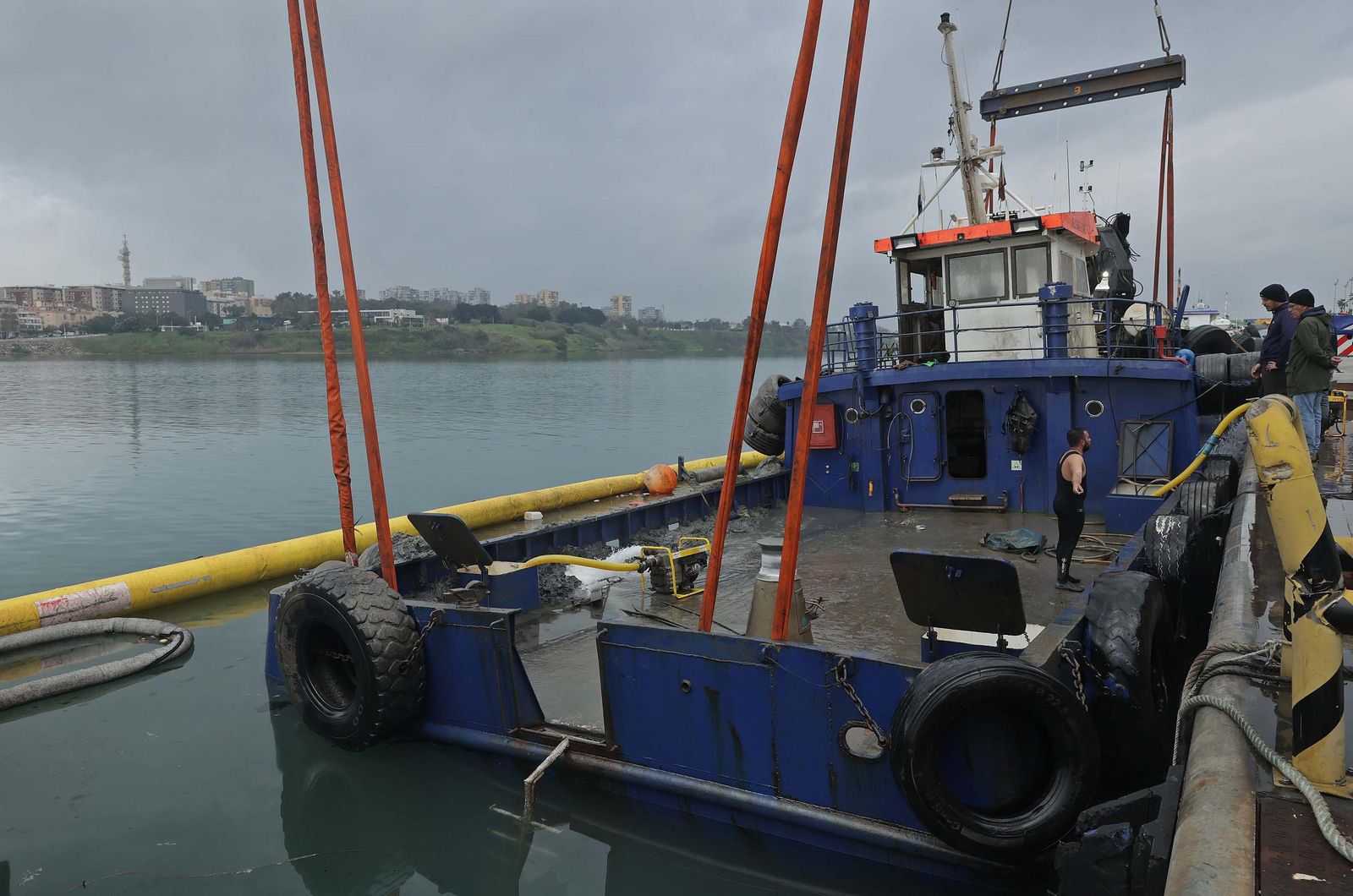 Fotos del reflote del Global One en el puerto de Algeciras