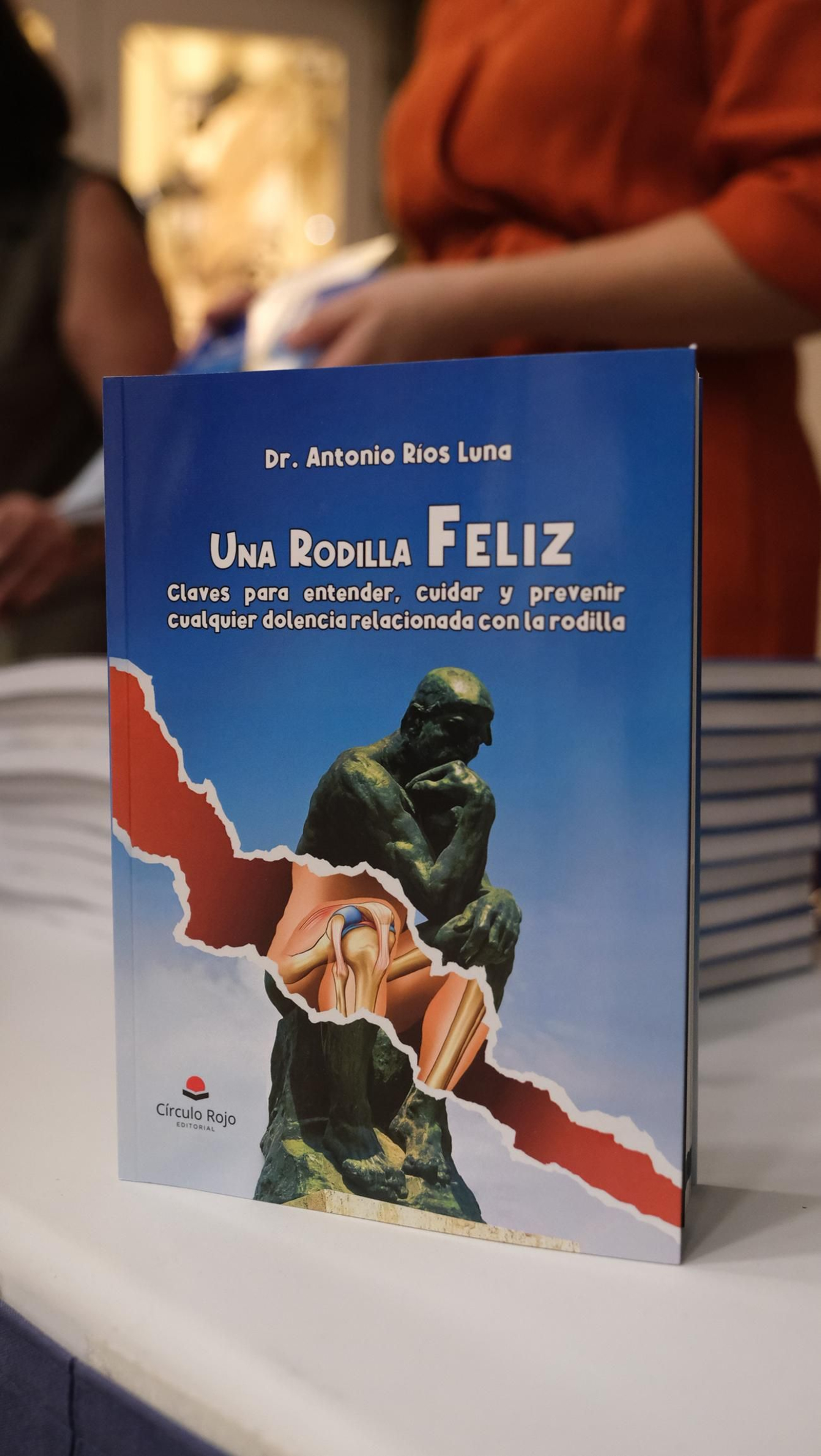 El Doctor Antonio Ríos presenta su libro 'Una Rodilla Feliz', en imágenes