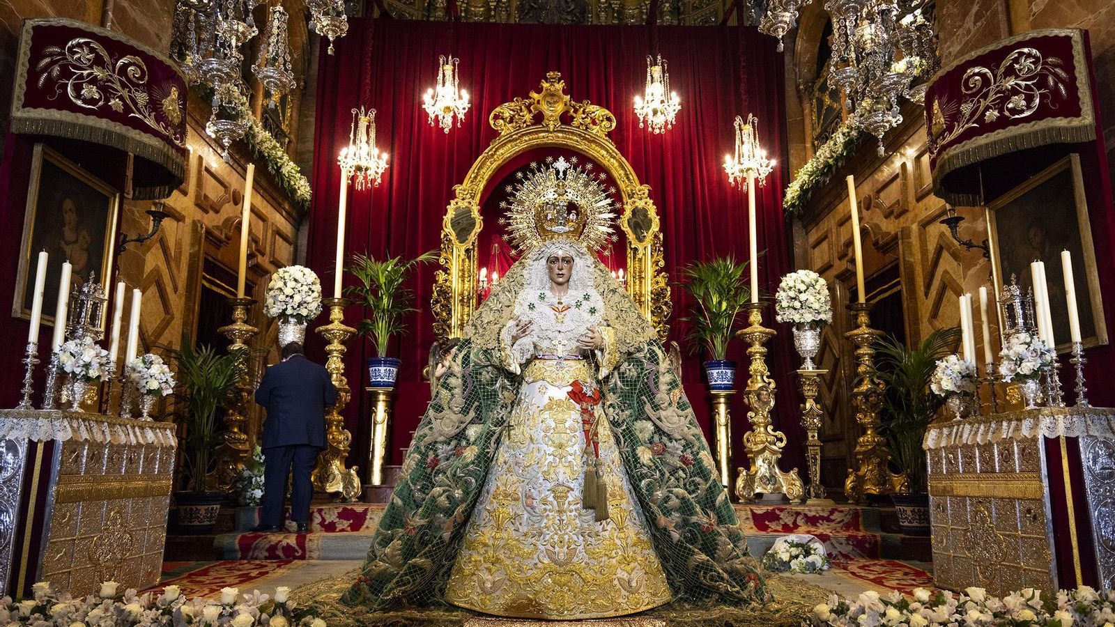 La Virgen de la Esperanza Macarena en veneración