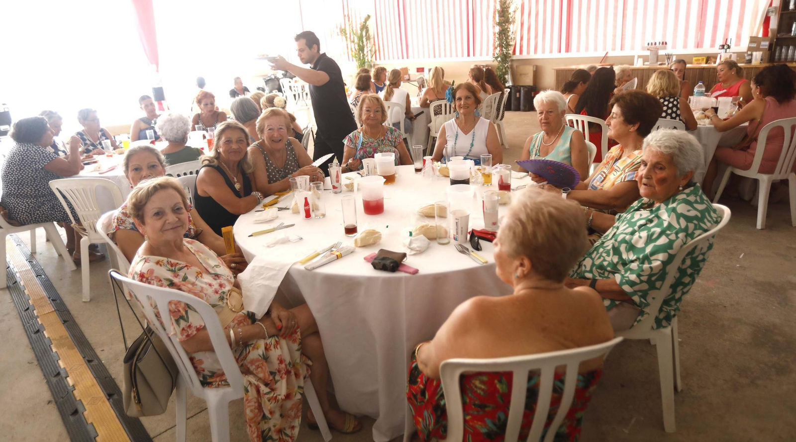 Las mujeres de San Roque disfrutan de su comida en la Feria Real
