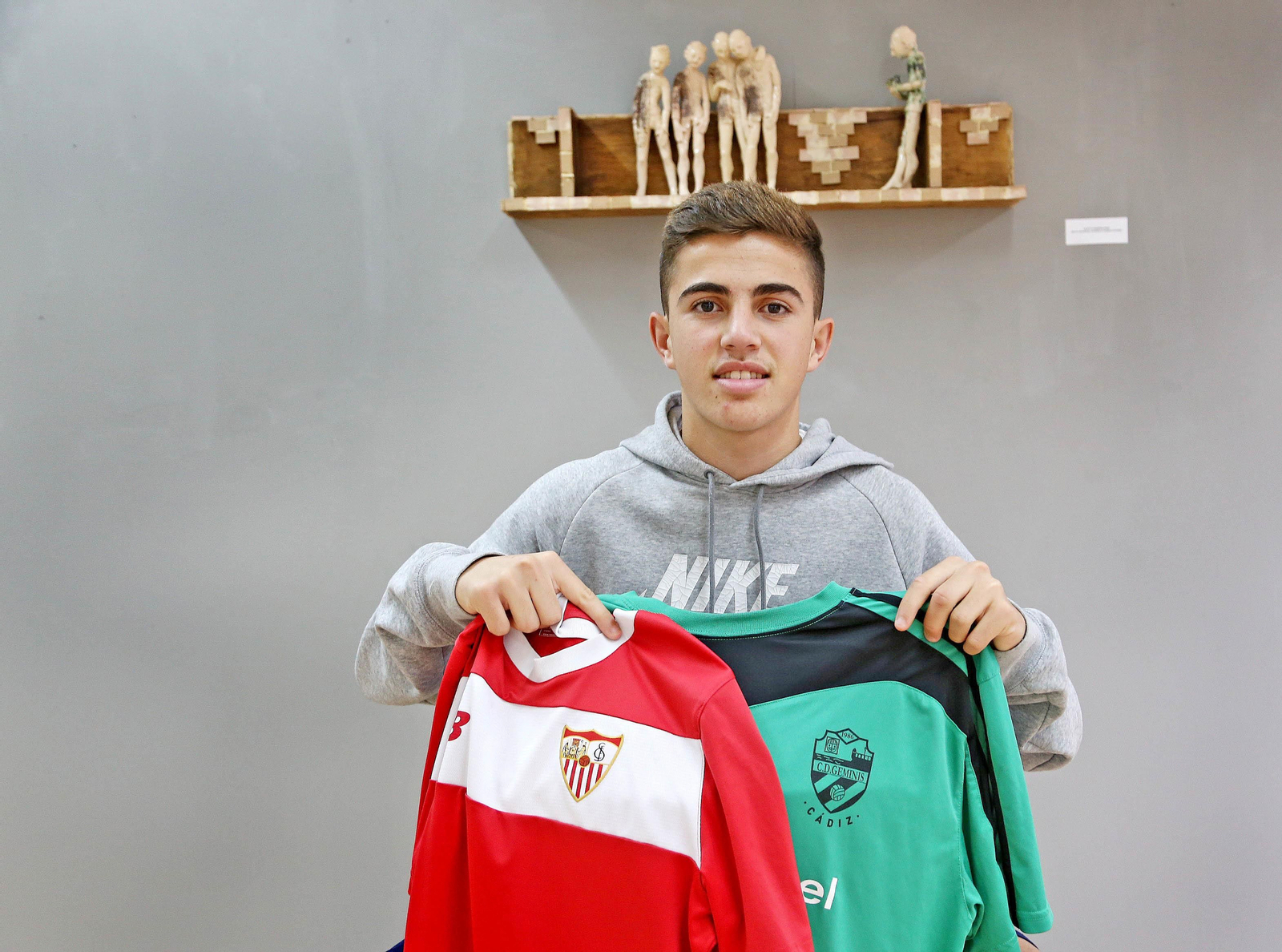 Antonio Zarzana posa con las camisetas del Sevilla FC y el Géminis FS.
