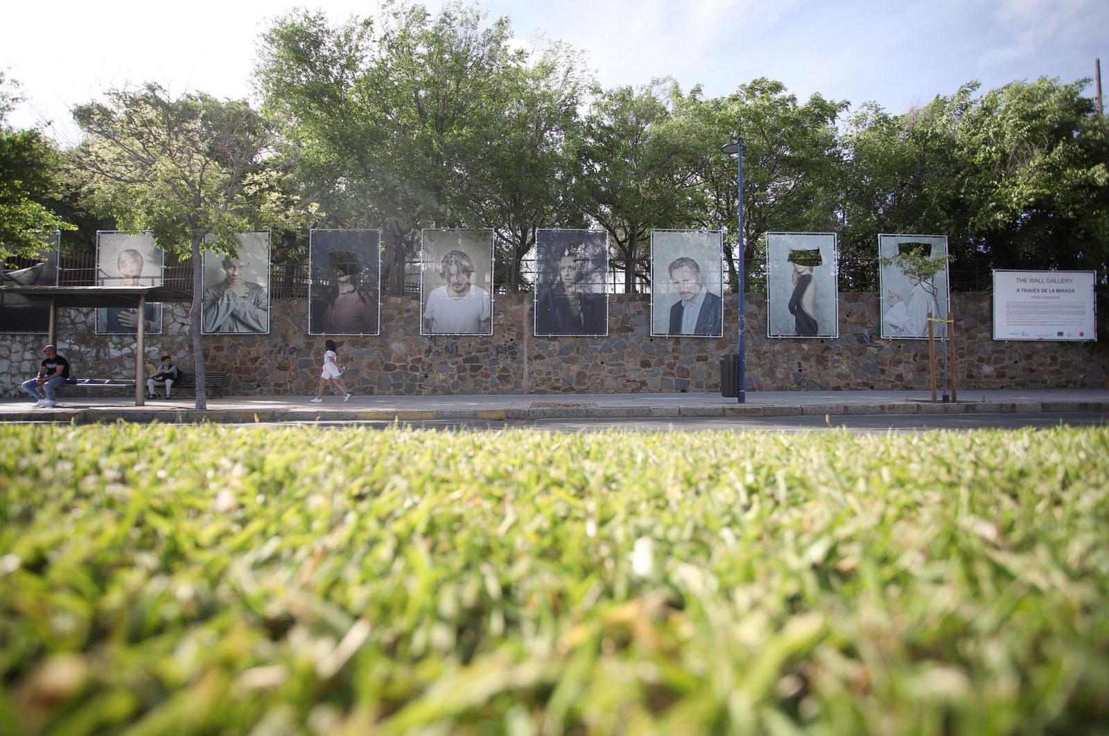 Imágenes  de los actos vandálicos en la exposición al aire libre de Jorge Fuembuena en la Avda Santa Marta
