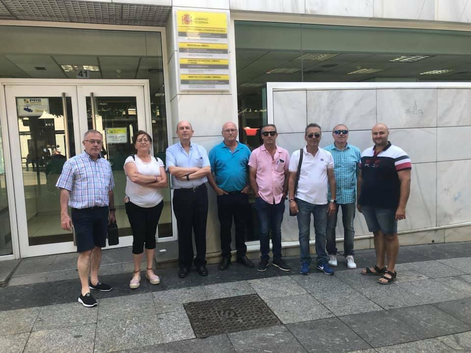 Vecinos de Balerma apoyan a sus compañeros a las puertas de Costas