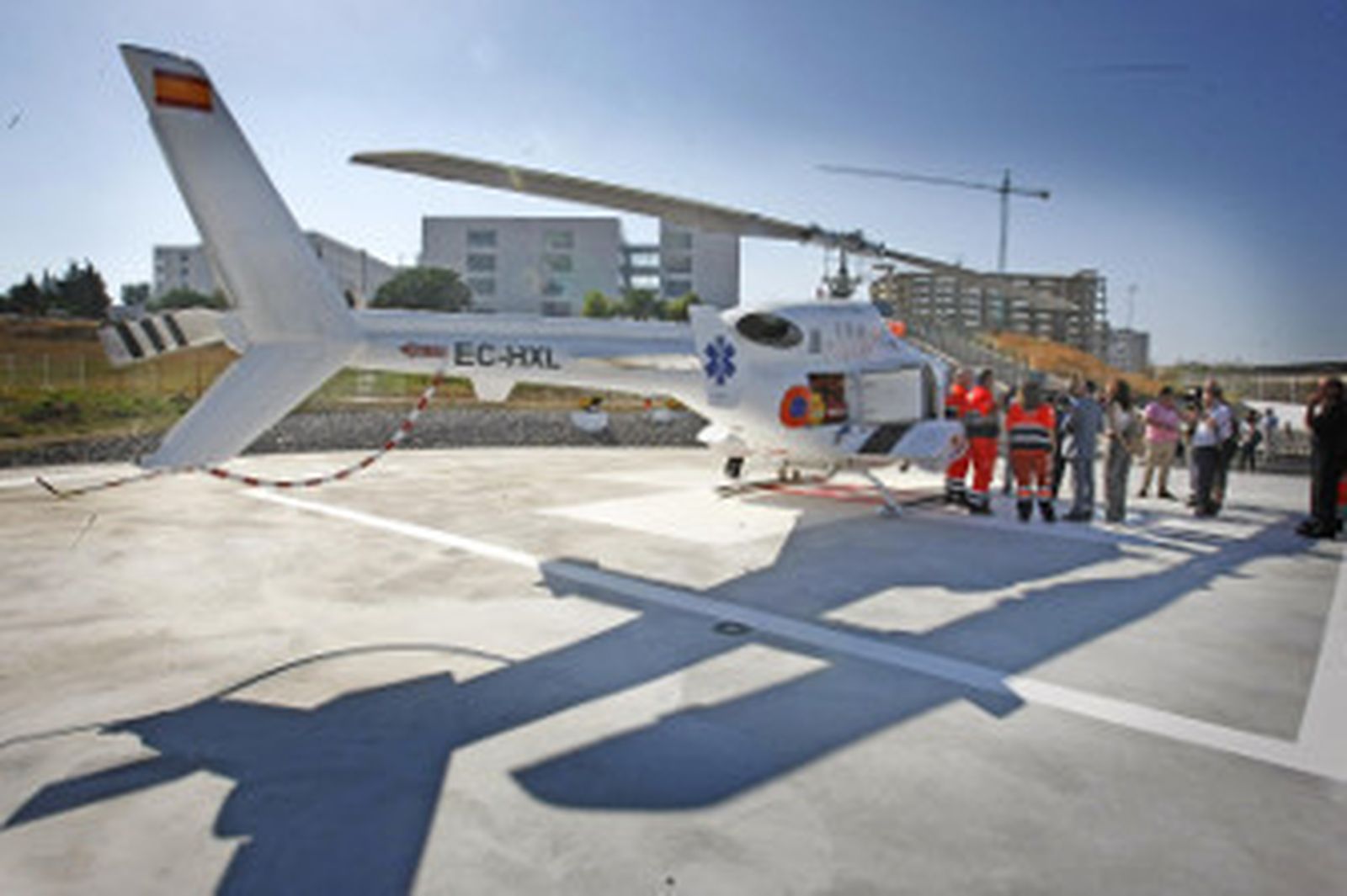 Técnicos y responsables de la Junta, ayer, junto al helicóptero en la nueva base del hospital de Jerez/Pascual