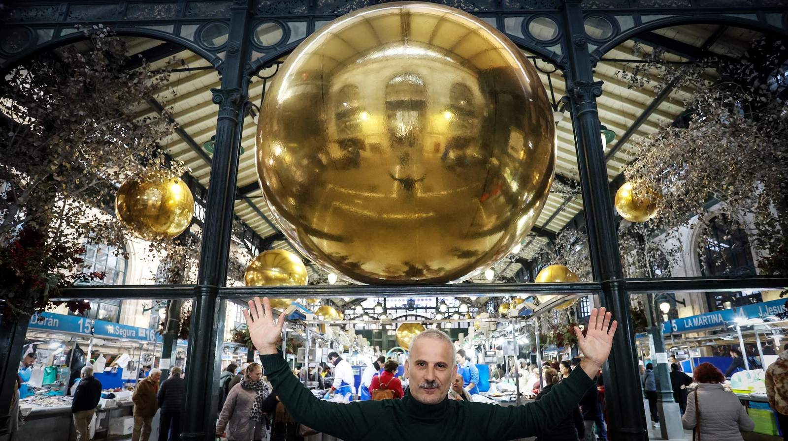 Javier Varela es el autor de la decoración navideña de la plaza de abastos de Jerez. Javier Varela es el autor de la decoración navideña de la plaza de abastos de Jerez.