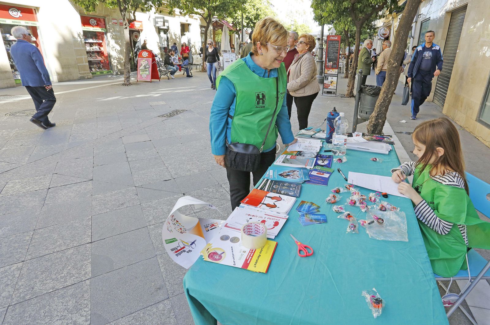 Una mesa de Alcer en la calle Larga.