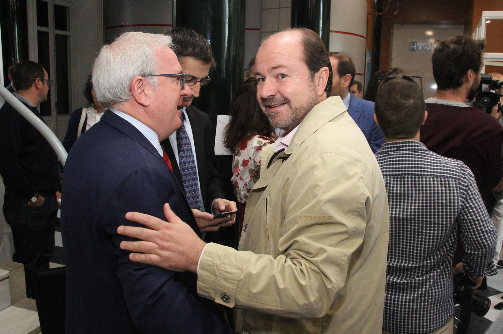 Imágenes de la conferencia y desayuno-coloquio de Gabriel Cruz, alcalde de Huelva