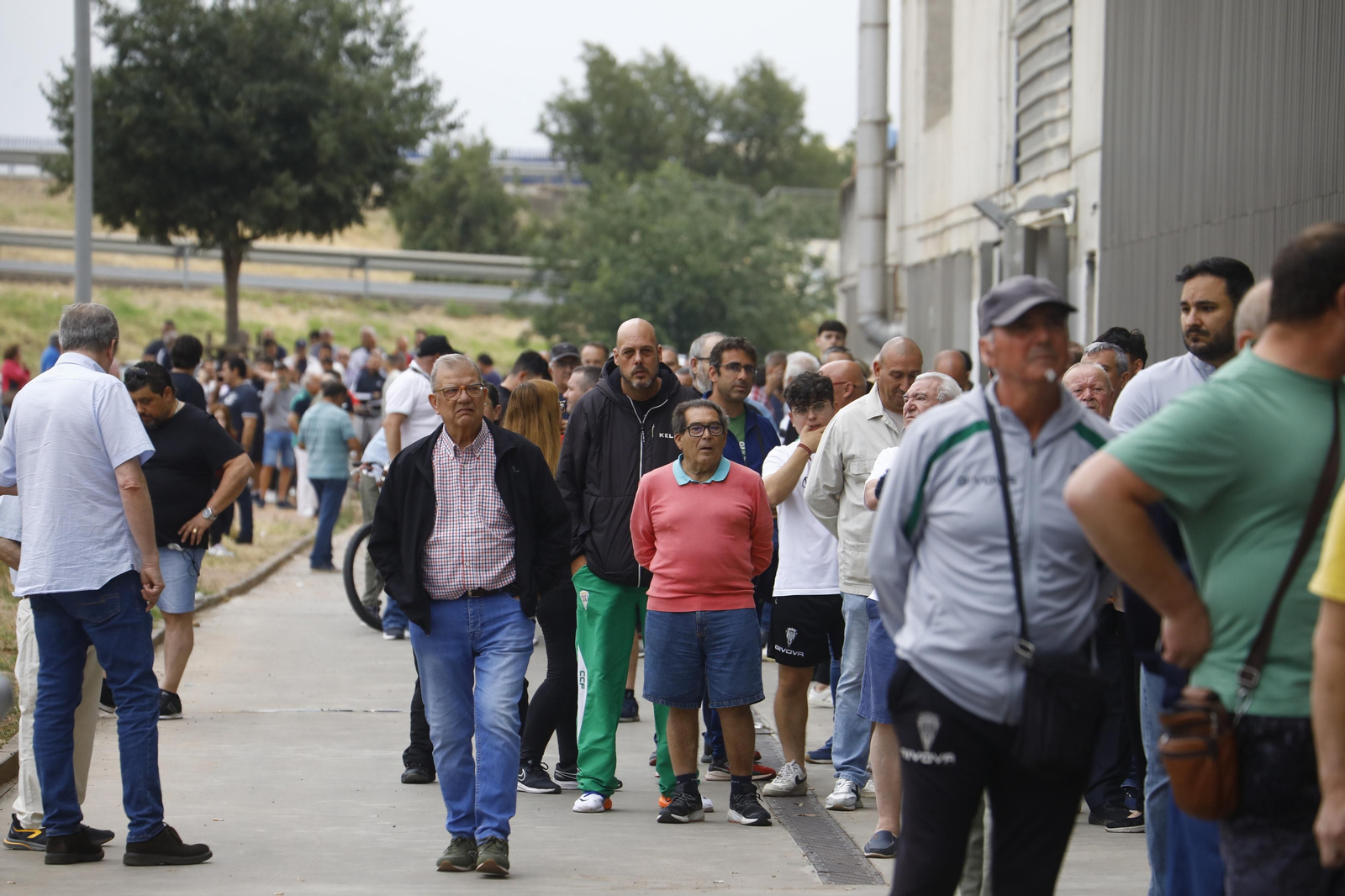 Las mejores fotos de las colas de El Arcángel para conseguir las entradas del Córdoba CF - Barcelona Atlétic Las mejores fotos de las colas de El Arcángel para conseguir las entradas del Córdoba CF - Barcelona Atlétic