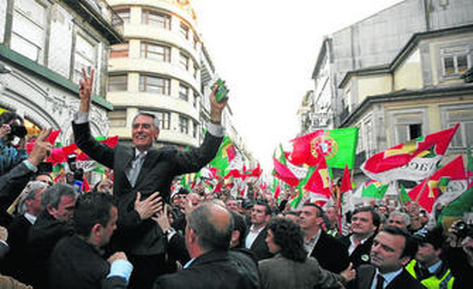 Aníbal Cavaco Silva es izado a hombros por sus partidarios en una calle de Lisboa.