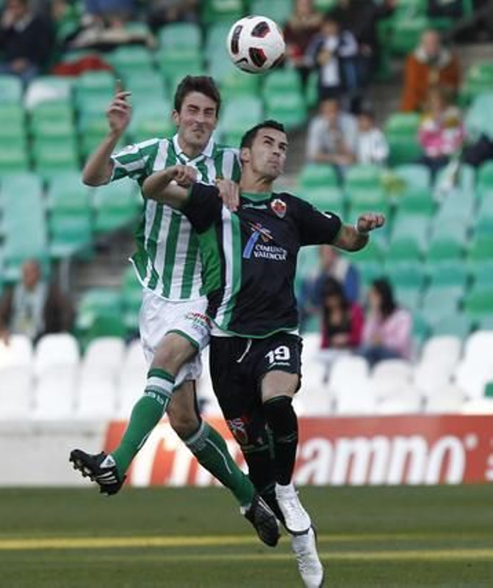 El Betis pierde en casa, con el Elche (1-4), su cuarto partido seguido. / Antonio Pizarro