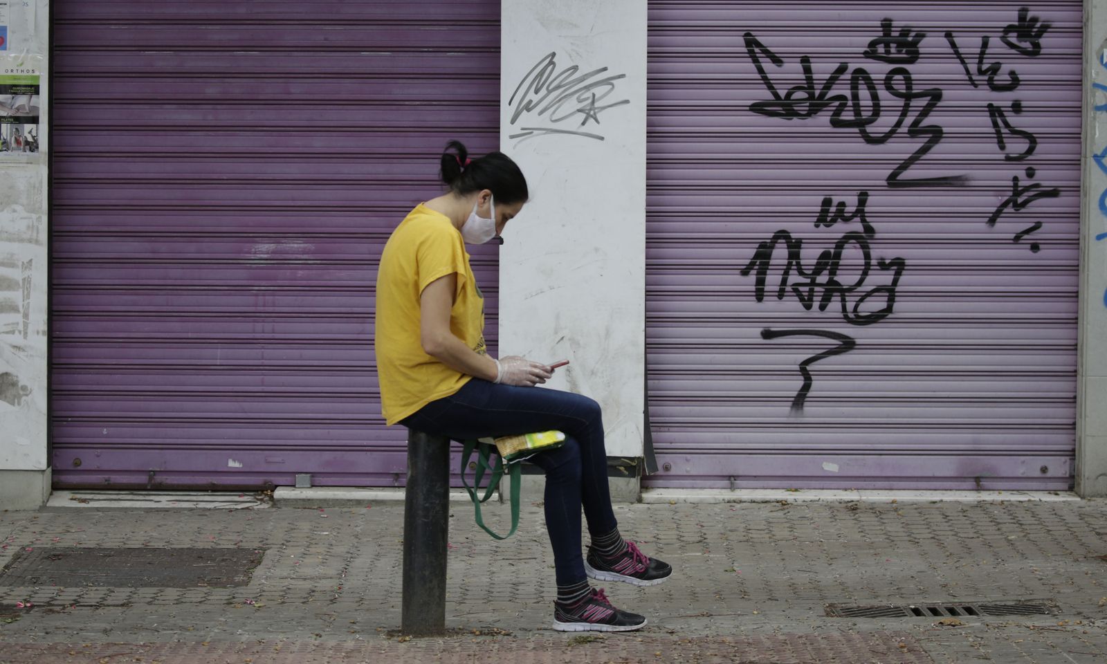 Una joven, con un móvil en la mano.