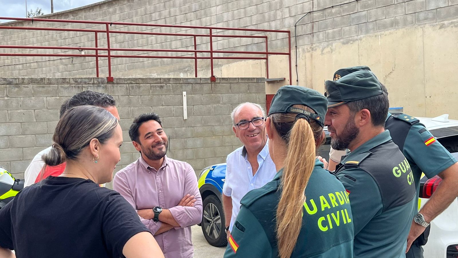 Lobato y Dávila junto a otros conversan con agentes de la Guardia Civil